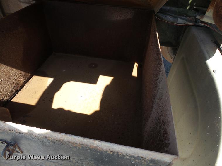 image for item DE7779 1988 Ford L9000 dump truck