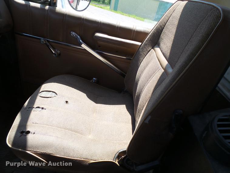 image for item DE7779 1988 Ford L9000 dump truck