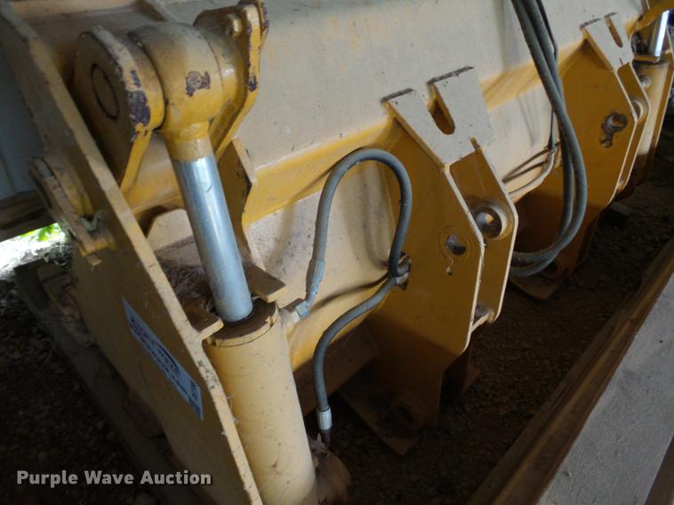 image for item DE7788 John Deere clamshell bucket