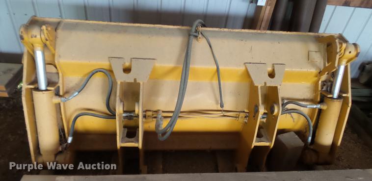 image for item DE7788 John Deere clamshell bucket