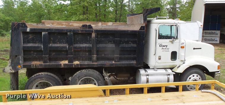 image for item DE7790 1994 International 9200 dump truck