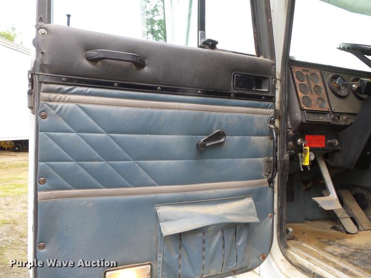 image for item DE7790 1994 International 9200 dump truck