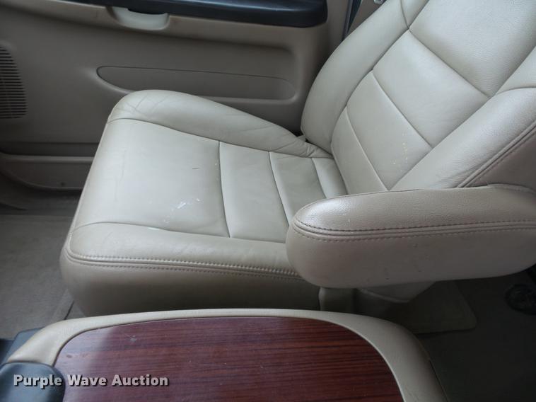 image for item DE7793 2005 Ford F550 Super Duty flatbed truck