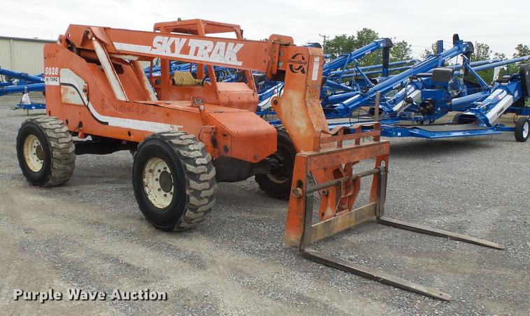 image for item DE7795 Sky Trak 5028 telehandler