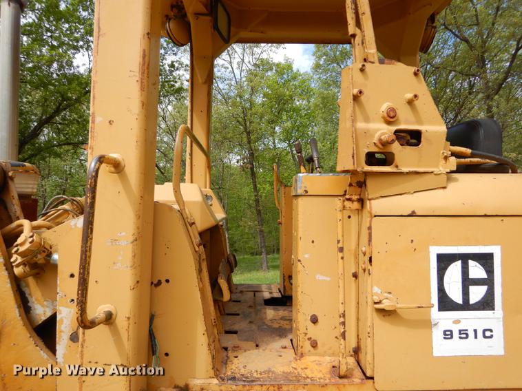 image for item DE8381 Caterpillar 951C track loader
