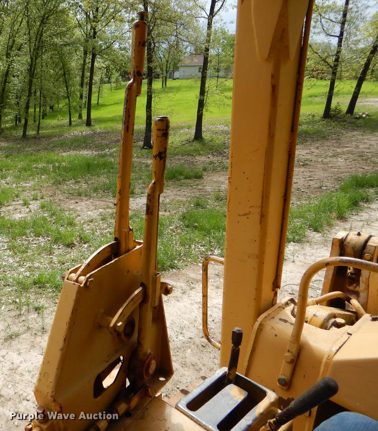 image for item DE8381 Caterpillar 951C track loader