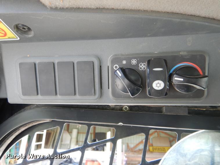 image for item DE8392 2009 Caterpillar 289C skid steer