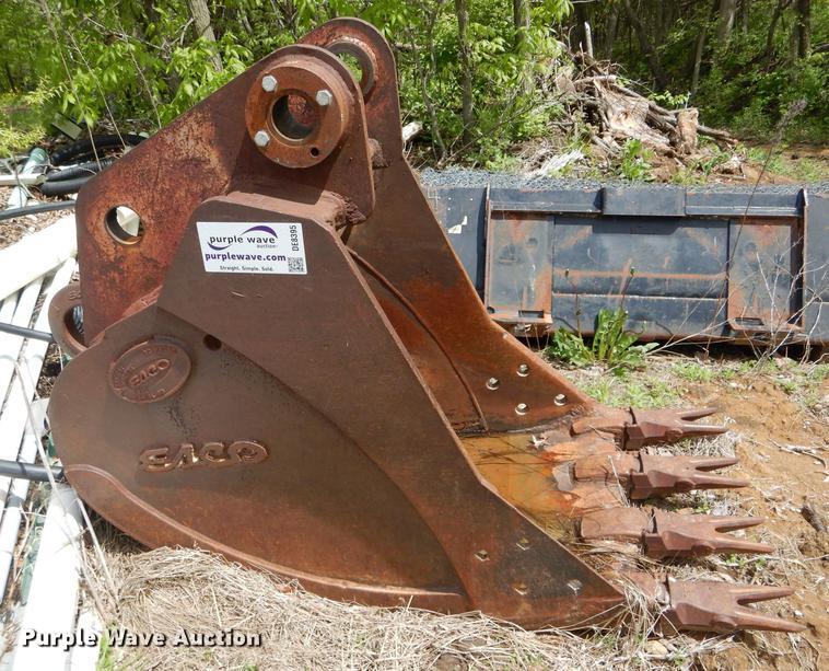 image for item DE8395 Esco SE210-2 32"W four tooth excavator bucket