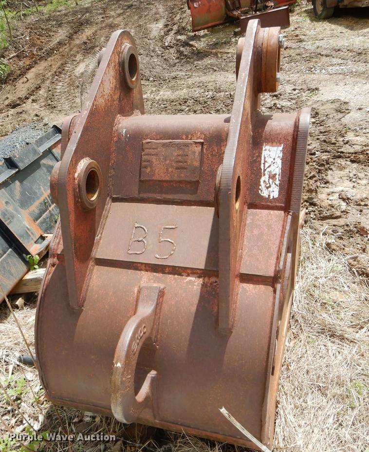 image for item DE8395 Esco SE210-2 32"W four tooth excavator bucket