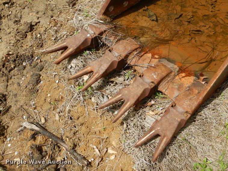 image for item DE8395 Esco SE210-2 32"W four tooth excavator bucket