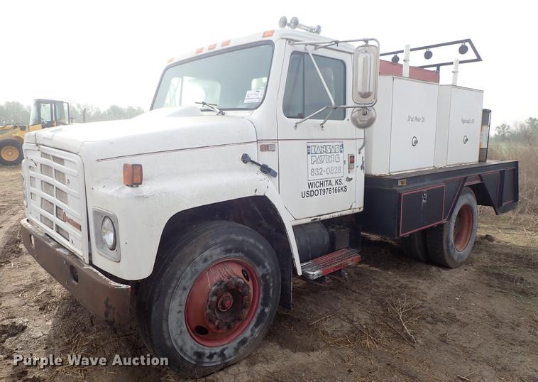 image for item DF1115 1988 International 1754 service truck