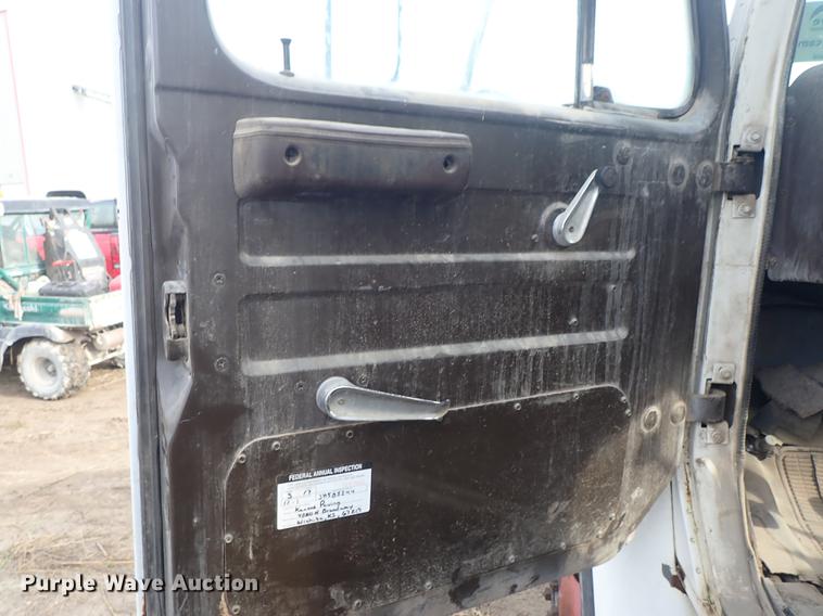 image for item DF1115 1988 International 1754 service truck