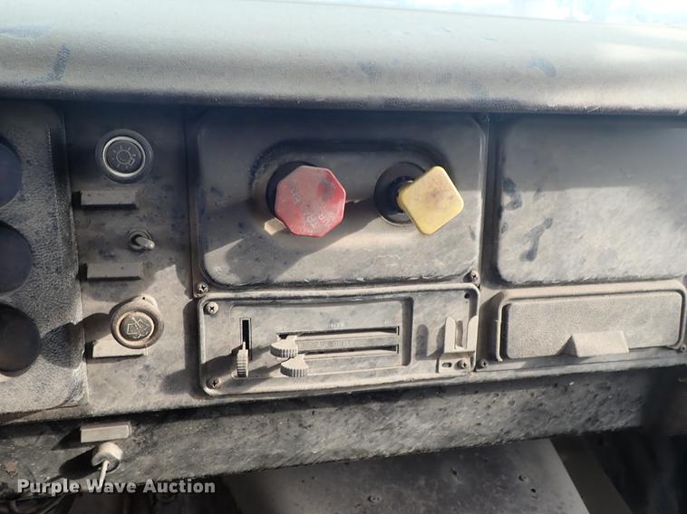 image for item DF1115 1988 International 1754 service truck