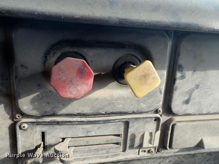 image for item DF1115 1988 International 1754 service truck