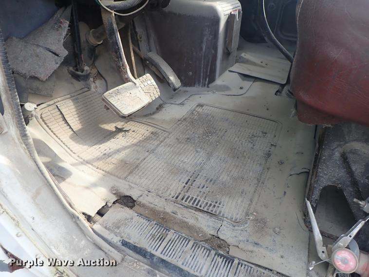 image for item DF1115 1988 International 1754 service truck