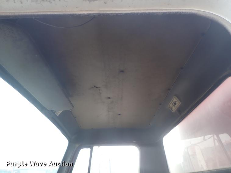 image for item DF1115 1988 International 1754 service truck