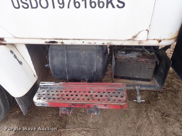 image for item DF1115 1988 International 1754 service truck