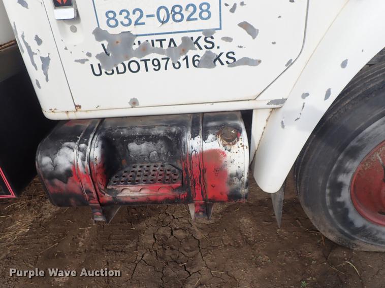 image for item DF1115 1988 International 1754 service truck