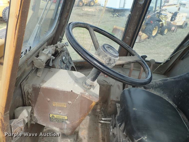 image for item DF1138 1988 Dresser 412B elevating scraper