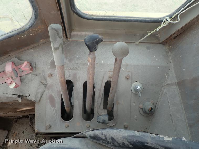 image for item DF1138 1988 Dresser 412B elevating scraper