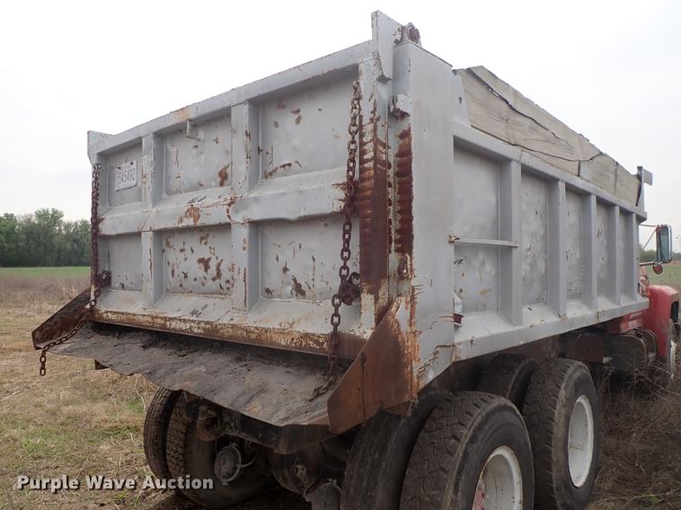 image for item DF1139 1984 Ford L804 dump truck