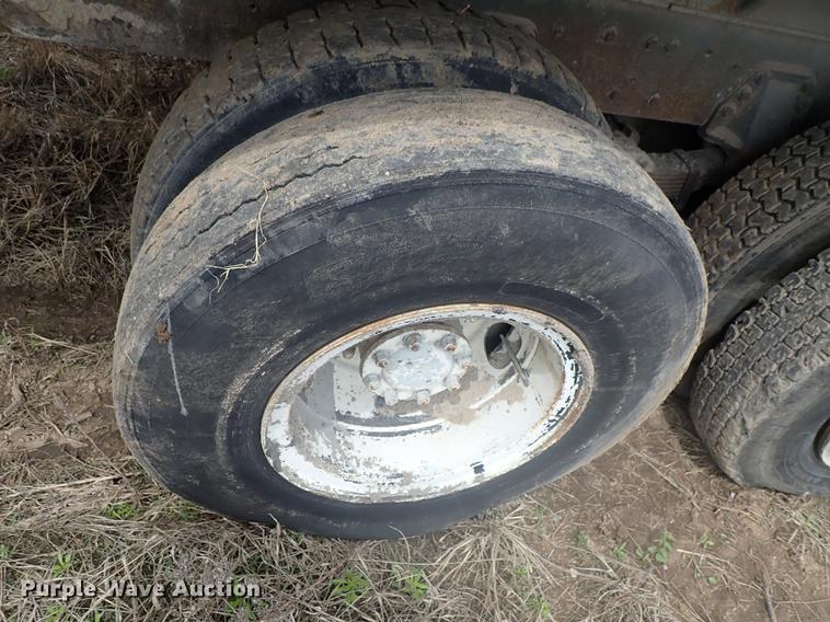 image for item DF1139 1984 Ford L804 dump truck