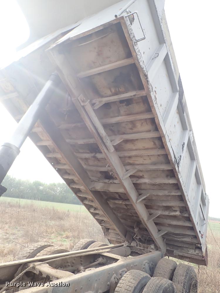 image for item DF1139 1984 Ford L804 dump truck