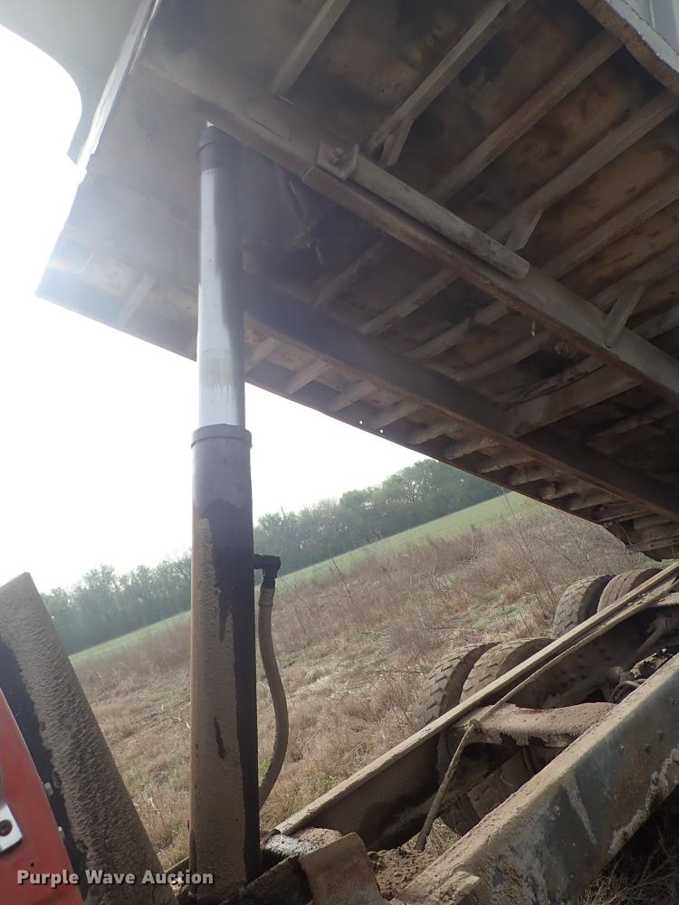 image for item DF1139 1984 Ford L804 dump truck