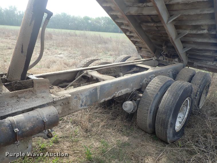image for item DF1139 1984 Ford L804 dump truck