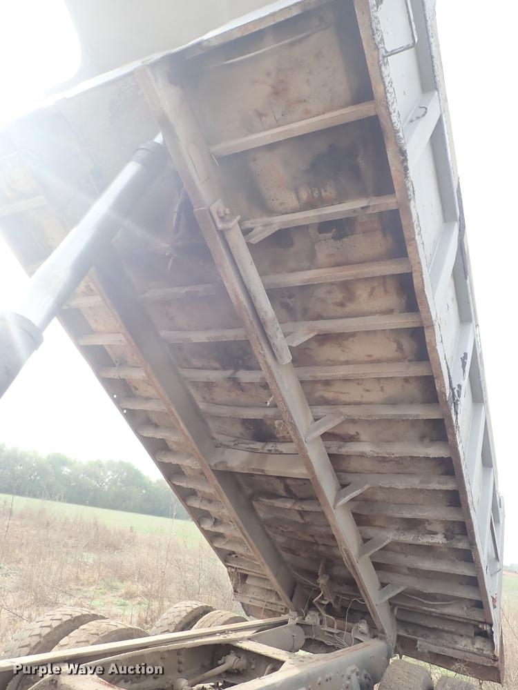 image for item DF1139 1984 Ford L804 dump truck