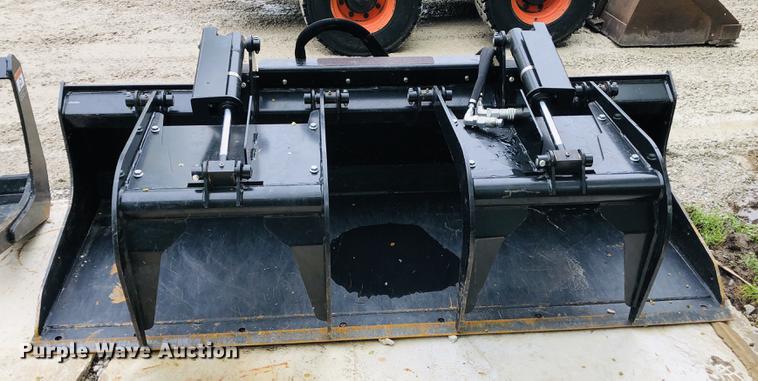 image for item DF6588 John Deere Worksite Pro GS84 skid steer grapple bucket
