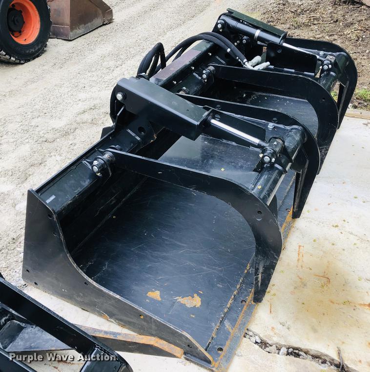 image for item DF6588 John Deere Worksite Pro GS84 skid steer grapple bucket