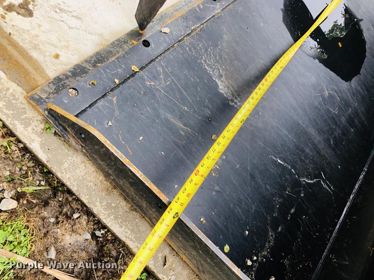 image for item DF6588 John Deere Worksite Pro GS84 skid steer grapple bucket