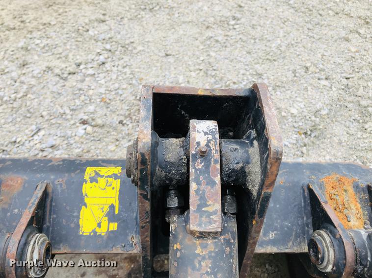 image for item DF6590 Bradco G66BC skid steer grapple bucket
