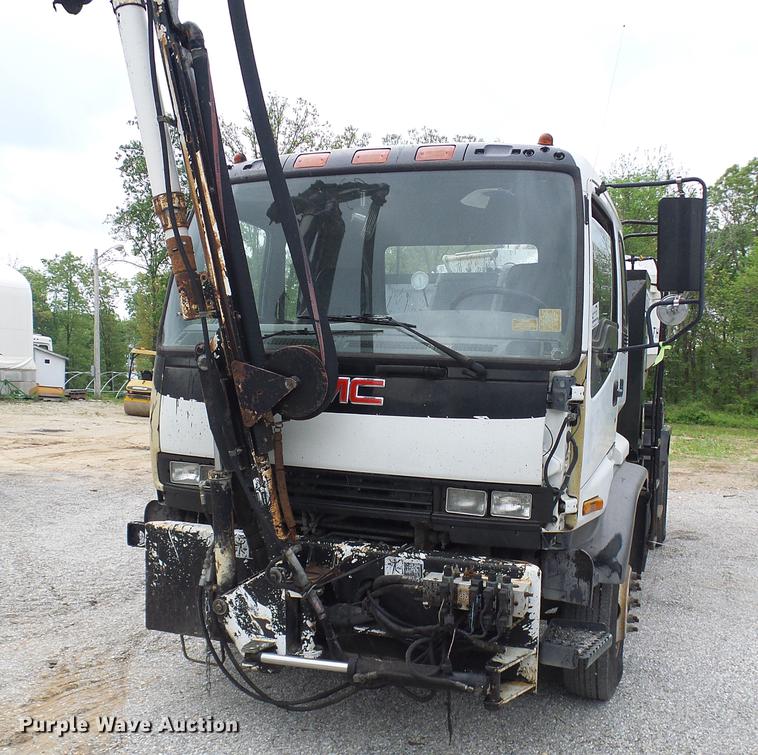 image for item DF7232 2002 GMC T7500 asphalt patch truck