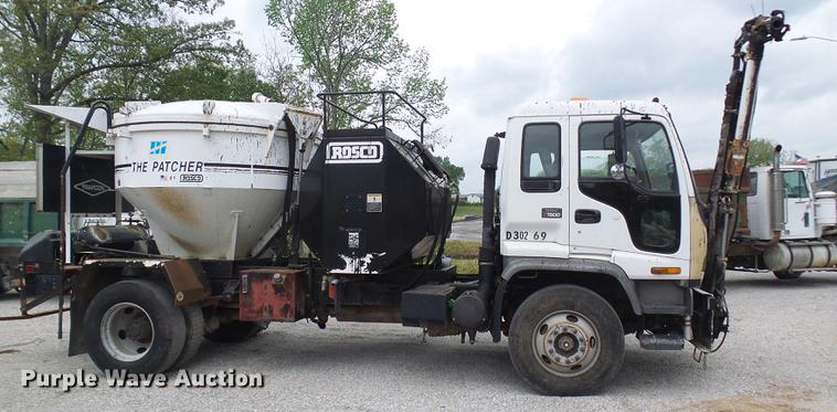 image for item DF7232 2002 GMC T7500 asphalt patch truck