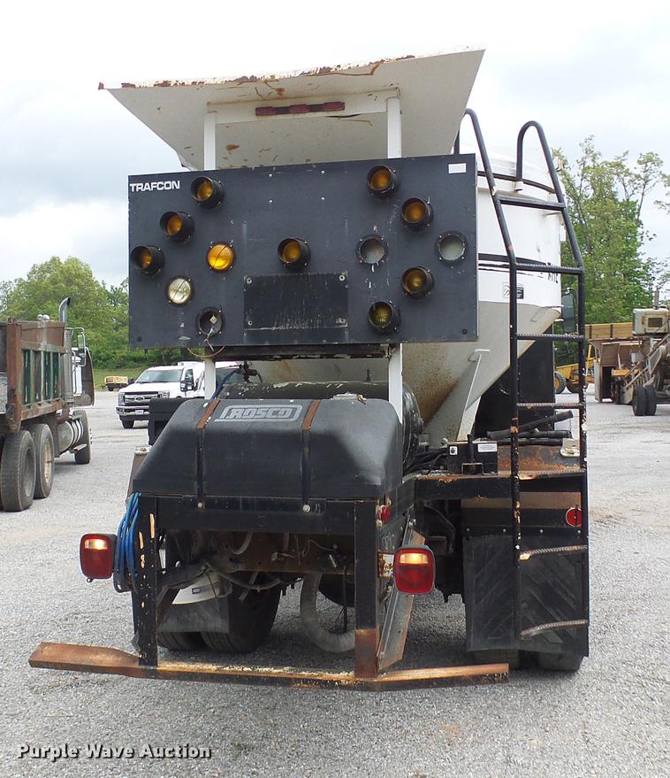 image for item DF7232 2002 GMC T7500 asphalt patch truck