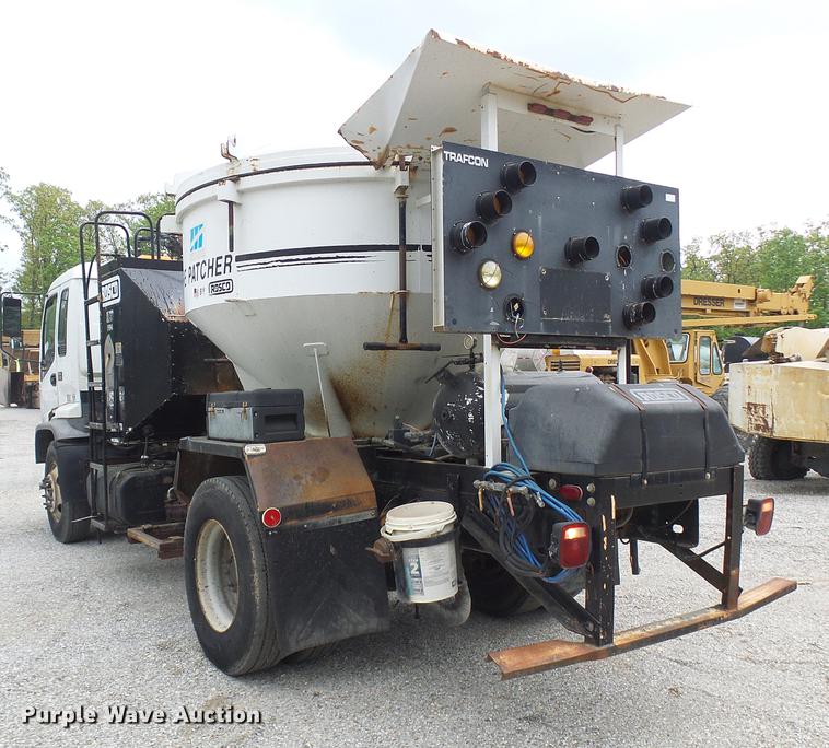 image for item DF7232 2002 GMC T7500 asphalt patch truck