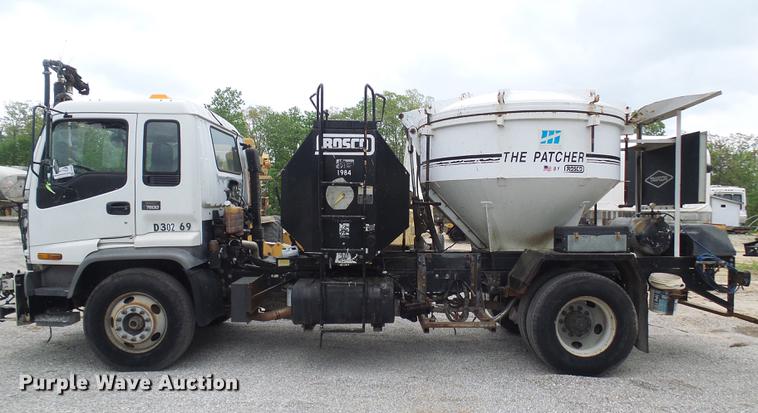 image for item DF7232 2002 GMC T7500 asphalt patch truck