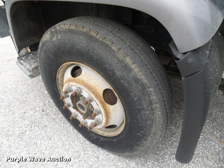 image for item DF7232 2002 GMC T7500 asphalt patch truck