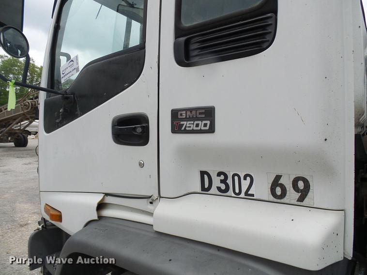 image for item DF7232 2002 GMC T7500 asphalt patch truck