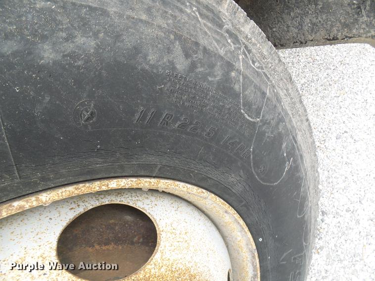 image for item DF7232 2002 GMC T7500 asphalt patch truck