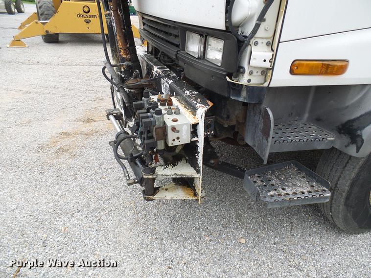 image for item DF7232 2002 GMC T7500 asphalt patch truck