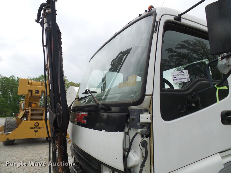 image for item DF7232 2002 GMC T7500 asphalt patch truck