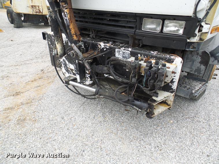 image for item DF7232 2002 GMC T7500 asphalt patch truck