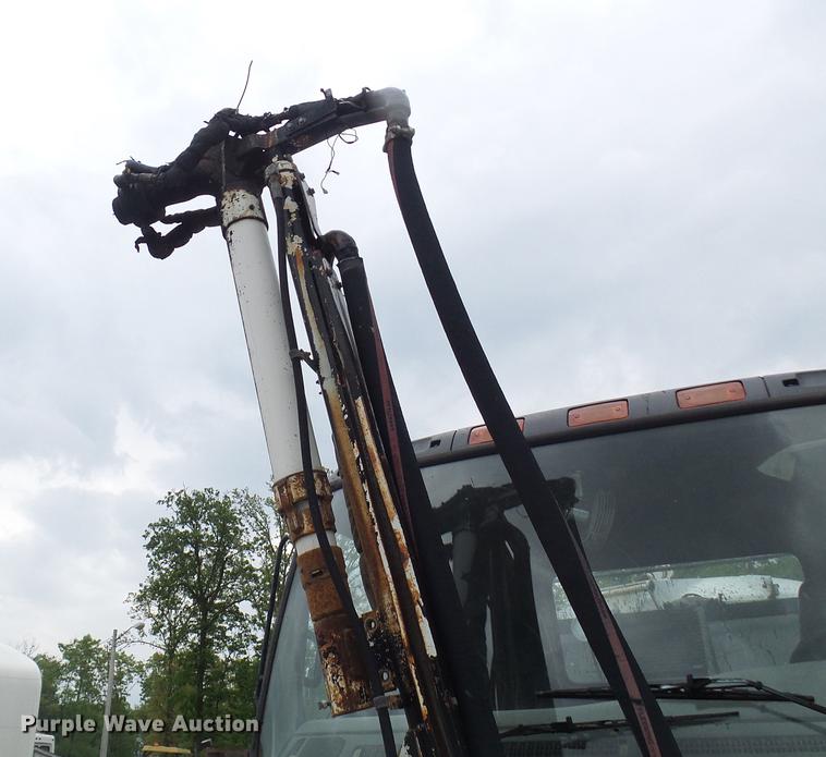 image for item DF7232 2002 GMC T7500 asphalt patch truck