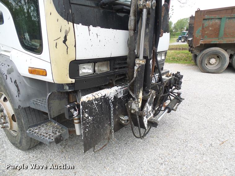 image for item DF7232 2002 GMC T7500 asphalt patch truck