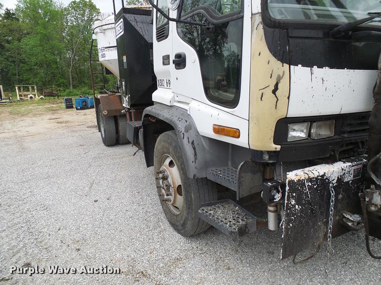 image for item DF7232 2002 GMC T7500 asphalt patch truck