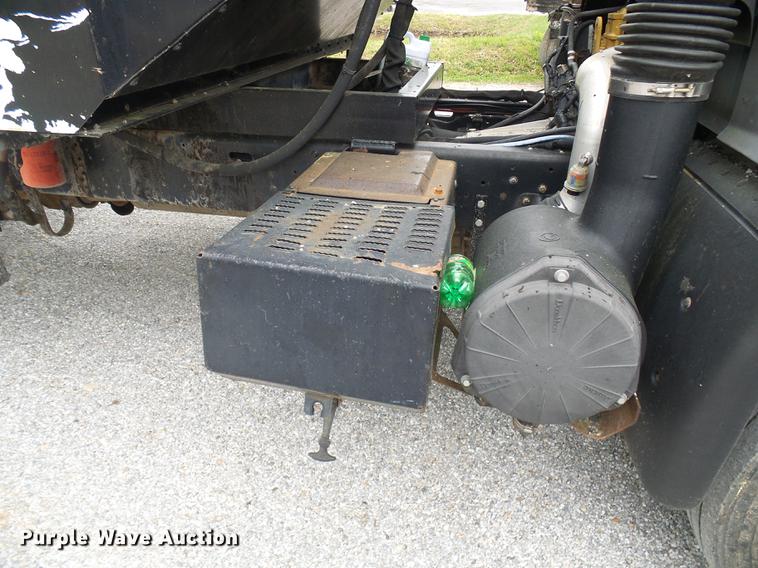 image for item DF7232 2002 GMC T7500 asphalt patch truck