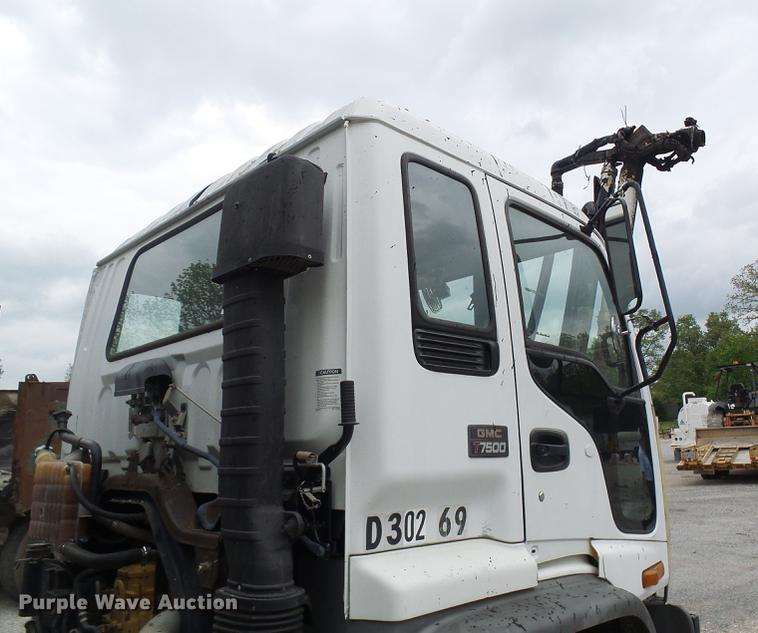 image for item DF7232 2002 GMC T7500 asphalt patch truck